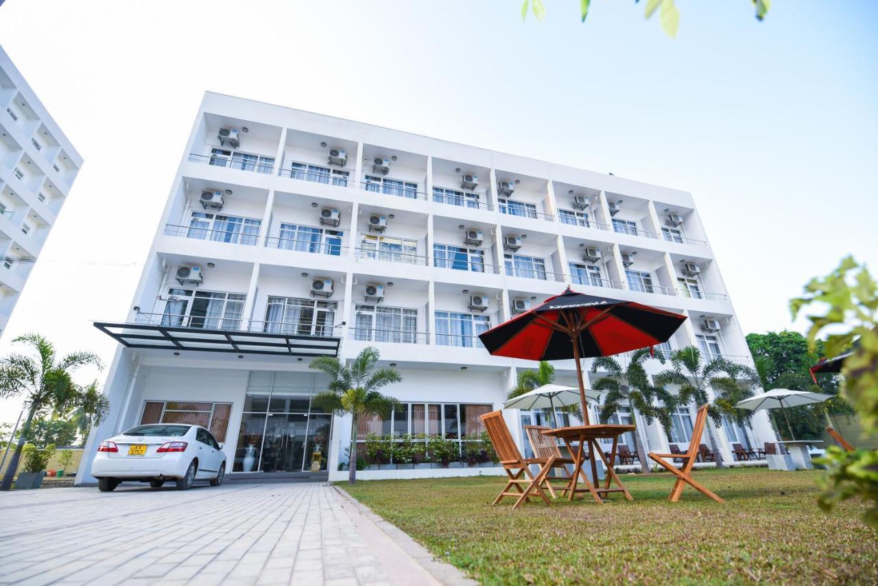Kdu Hotel Boralesgamuwa Exterior foto